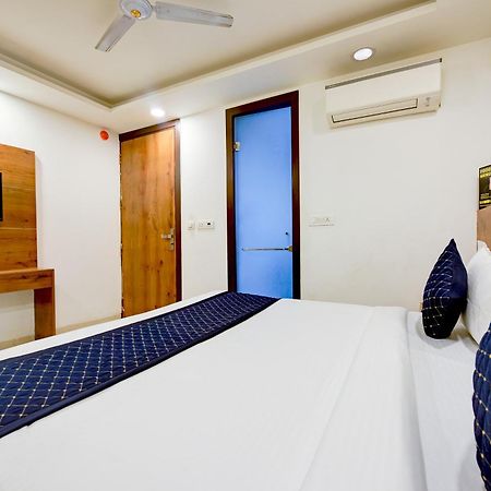 Hotel Grand Qubic Near Delhi Airport Új-Delhi Kültér fotó