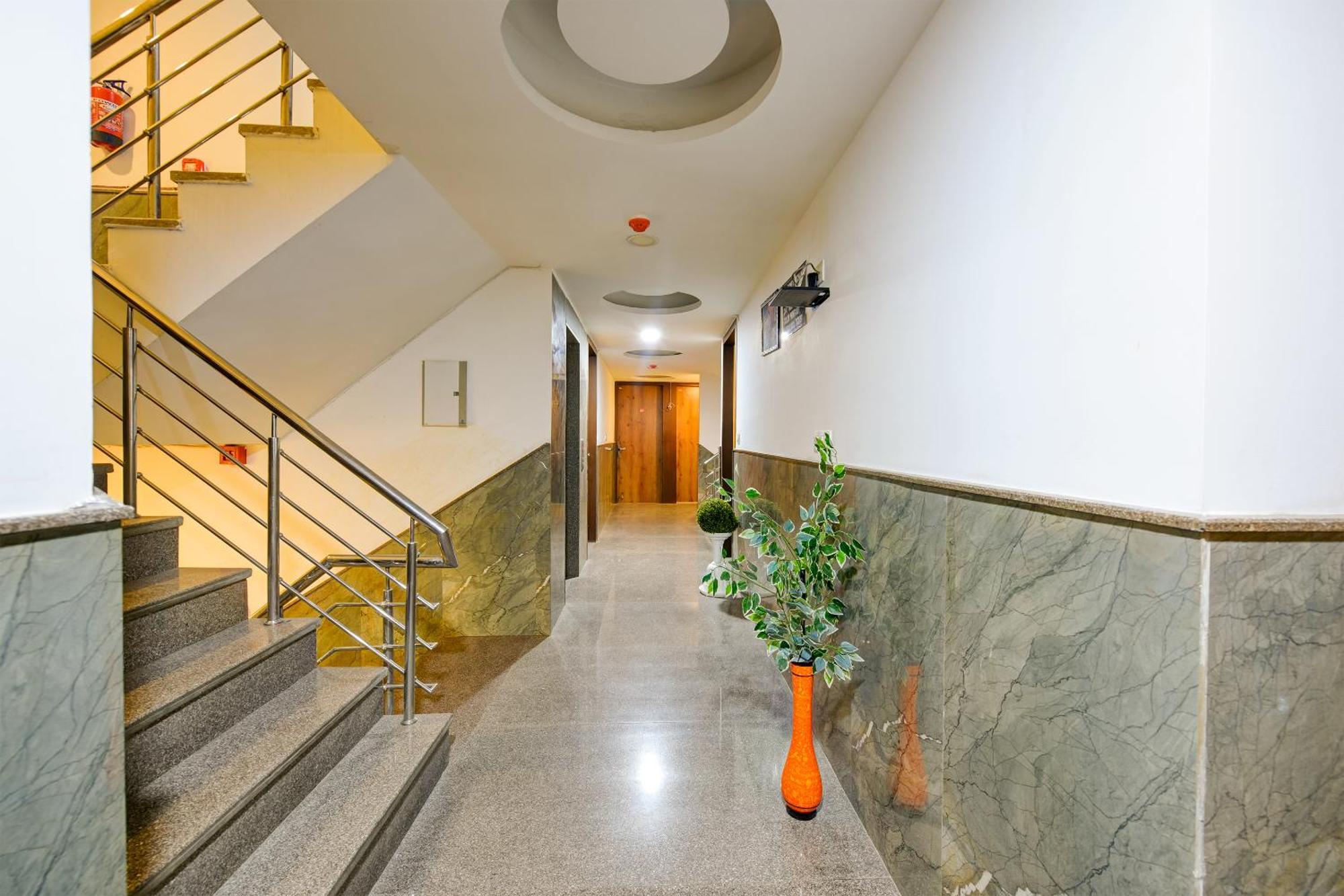 Hotel Grand Qubic Near Delhi Airport Új-Delhi Kültér fotó