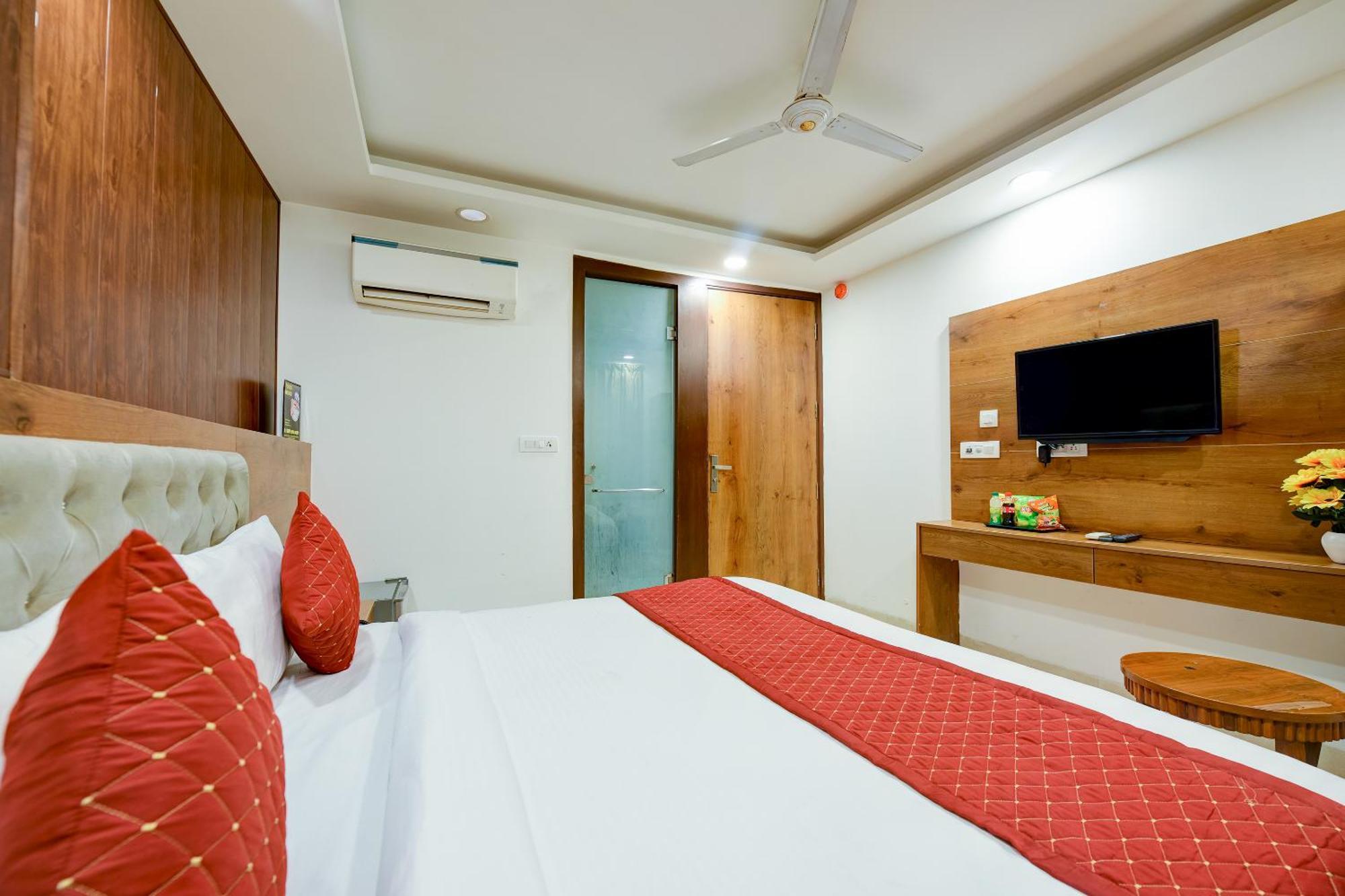 Hotel Grand Qubic Near Delhi Airport Új-Delhi Kültér fotó