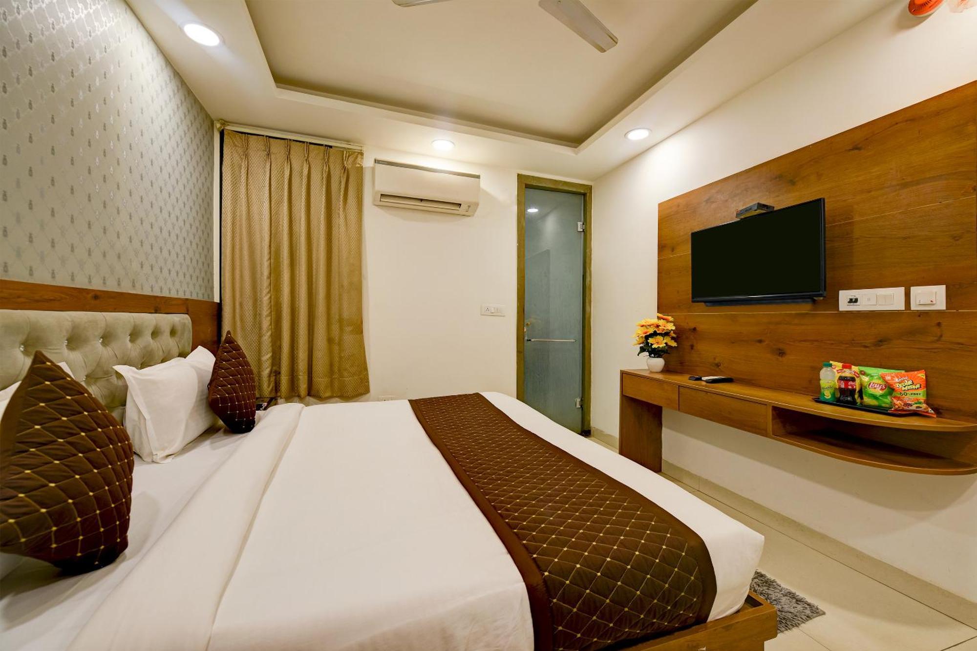 Hotel Grand Qubic Near Delhi Airport Új-Delhi Kültér fotó