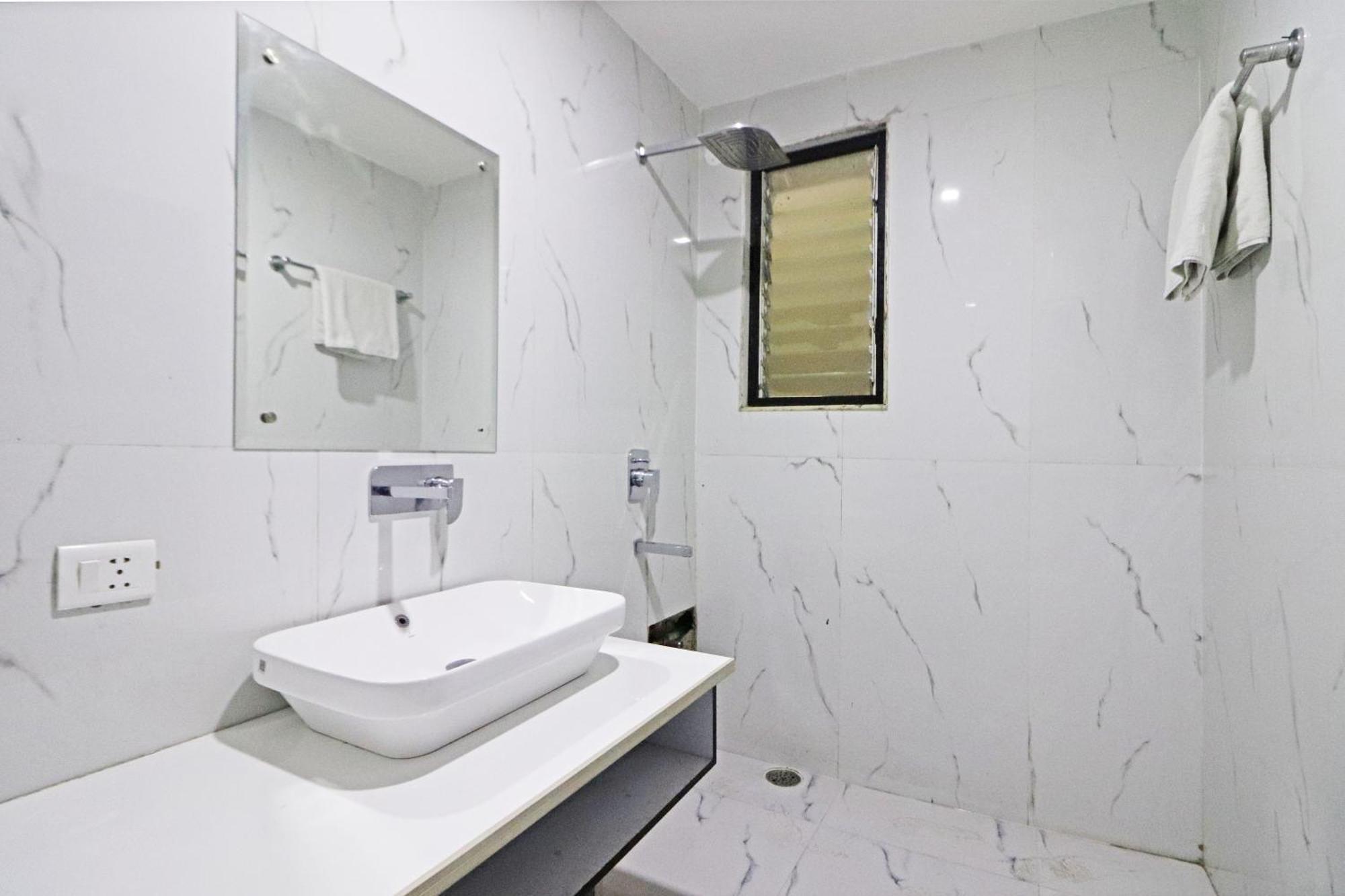 Hotel Grand Qubic Near Delhi Airport Új-Delhi Kültér fotó