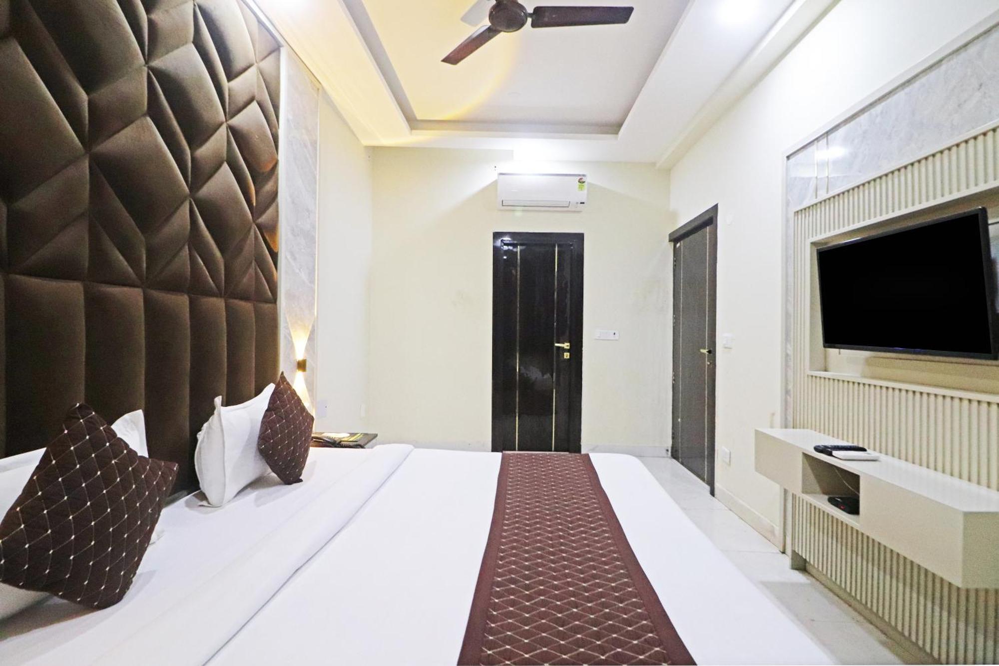 Hotel Grand Qubic Near Delhi Airport Új-Delhi Kültér fotó