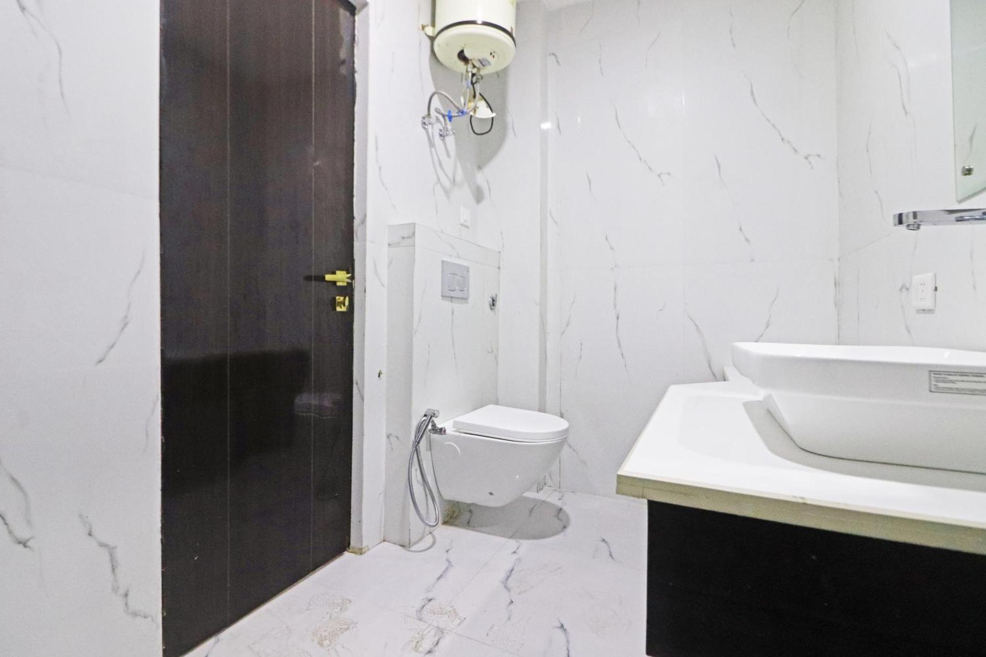 Hotel Grand Qubic Near Delhi Airport Új-Delhi Kültér fotó