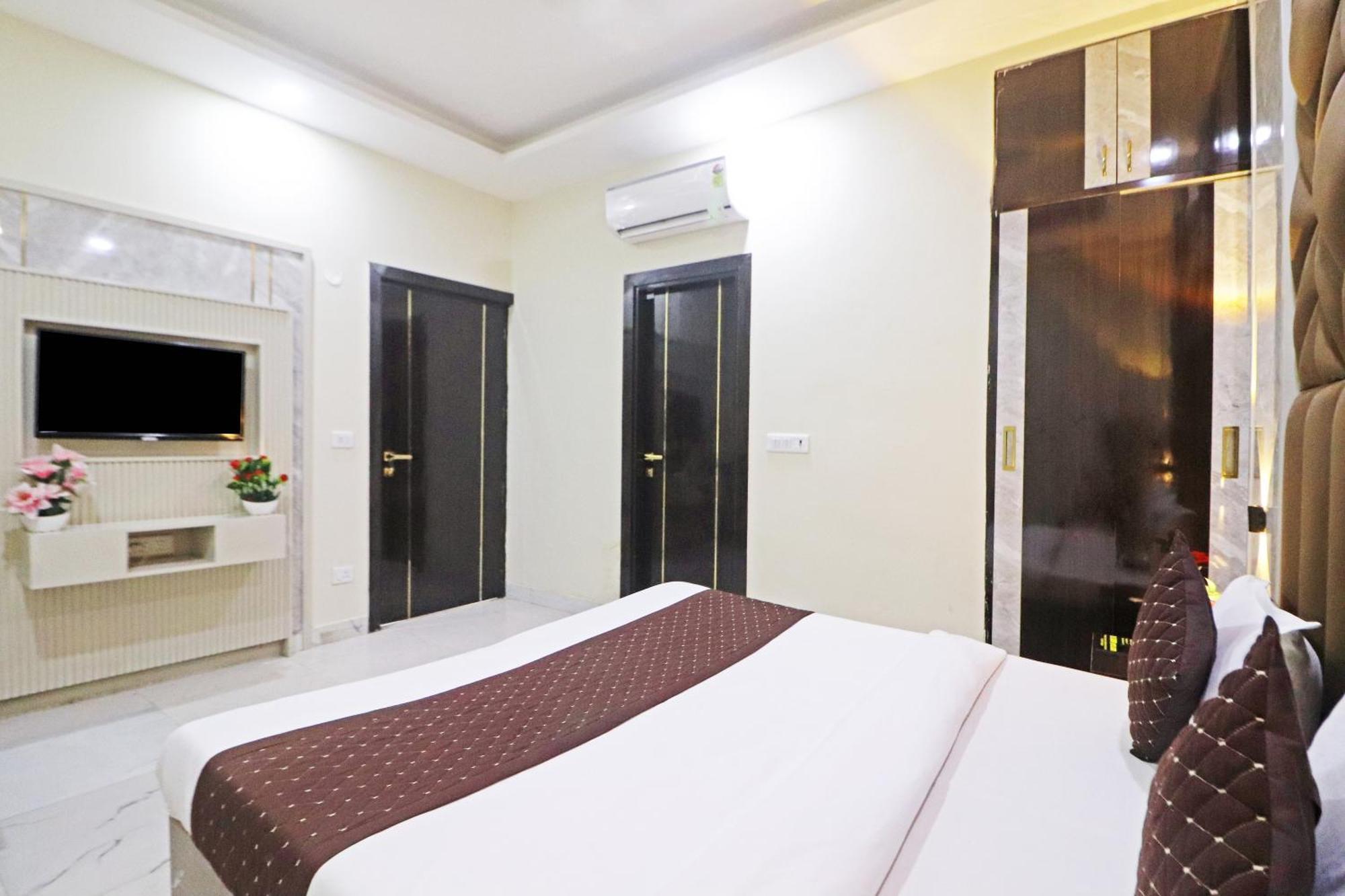 Hotel Grand Qubic Near Delhi Airport Új-Delhi Kültér fotó