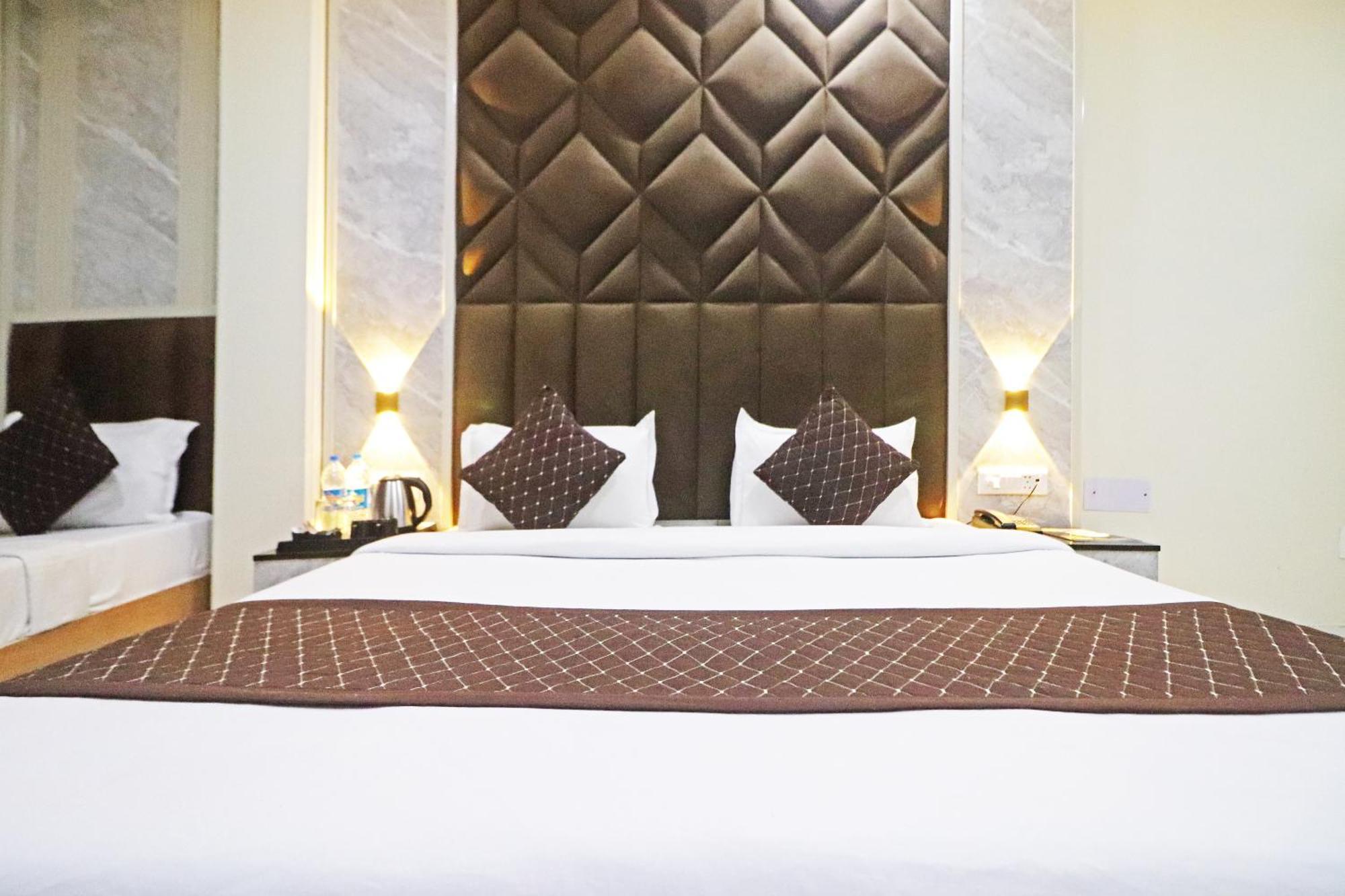 Hotel Grand Qubic Near Delhi Airport Új-Delhi Kültér fotó