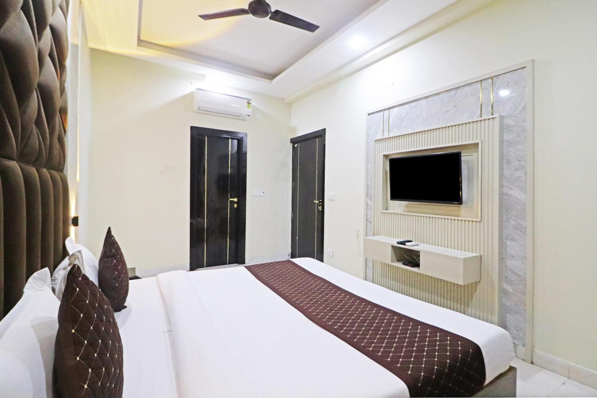 Hotel Grand Qubic Near Delhi Airport Új-Delhi Kültér fotó