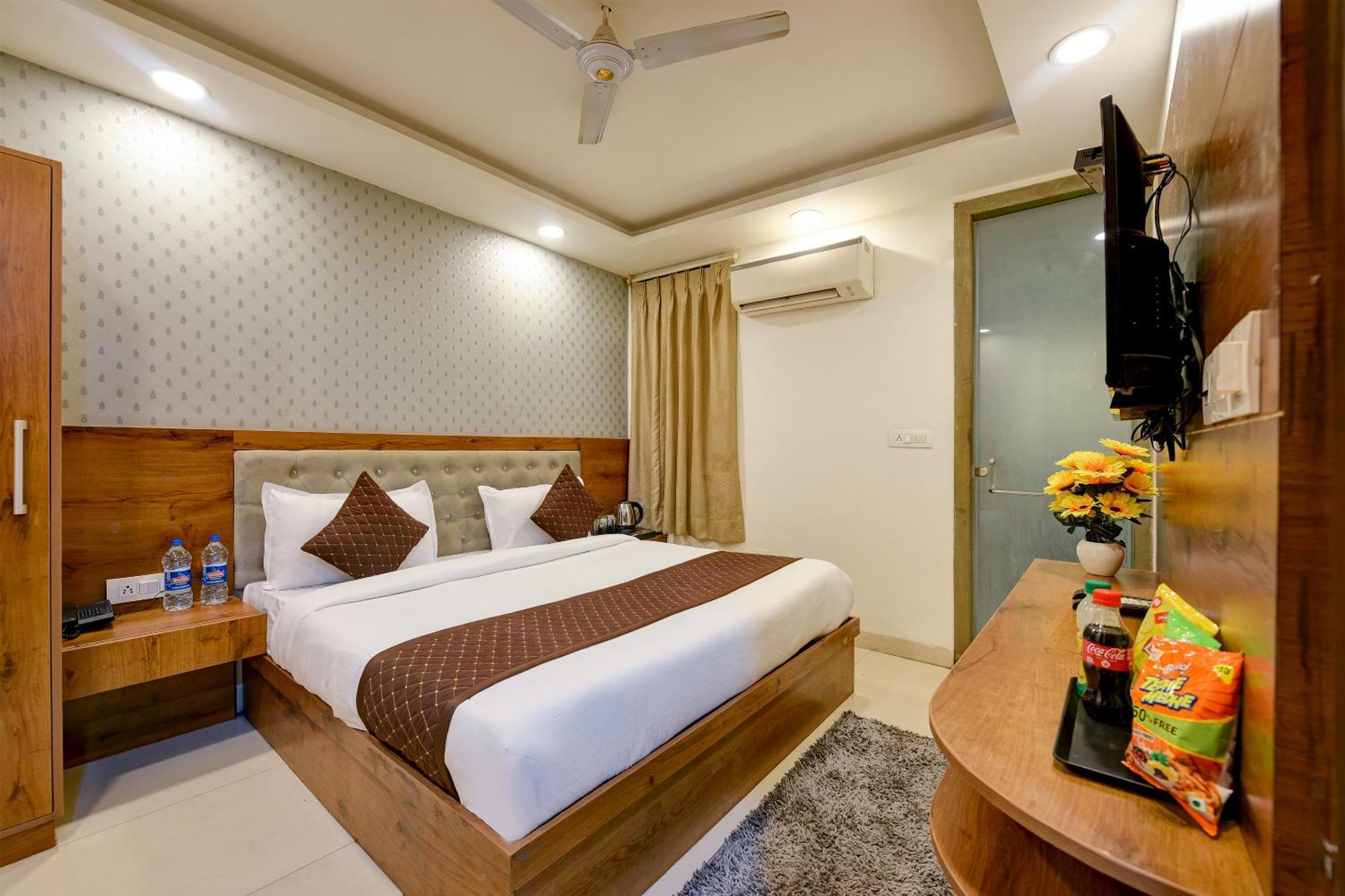 Hotel Grand Qubic Near Delhi Airport Új-Delhi Kültér fotó