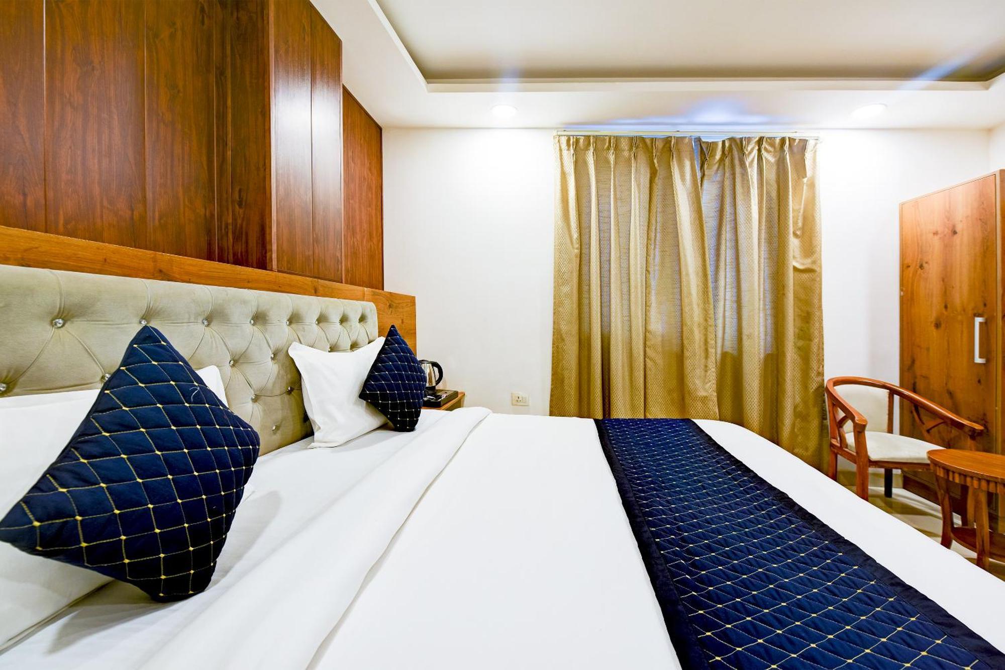 Hotel Grand Qubic Near Delhi Airport Új-Delhi Kültér fotó