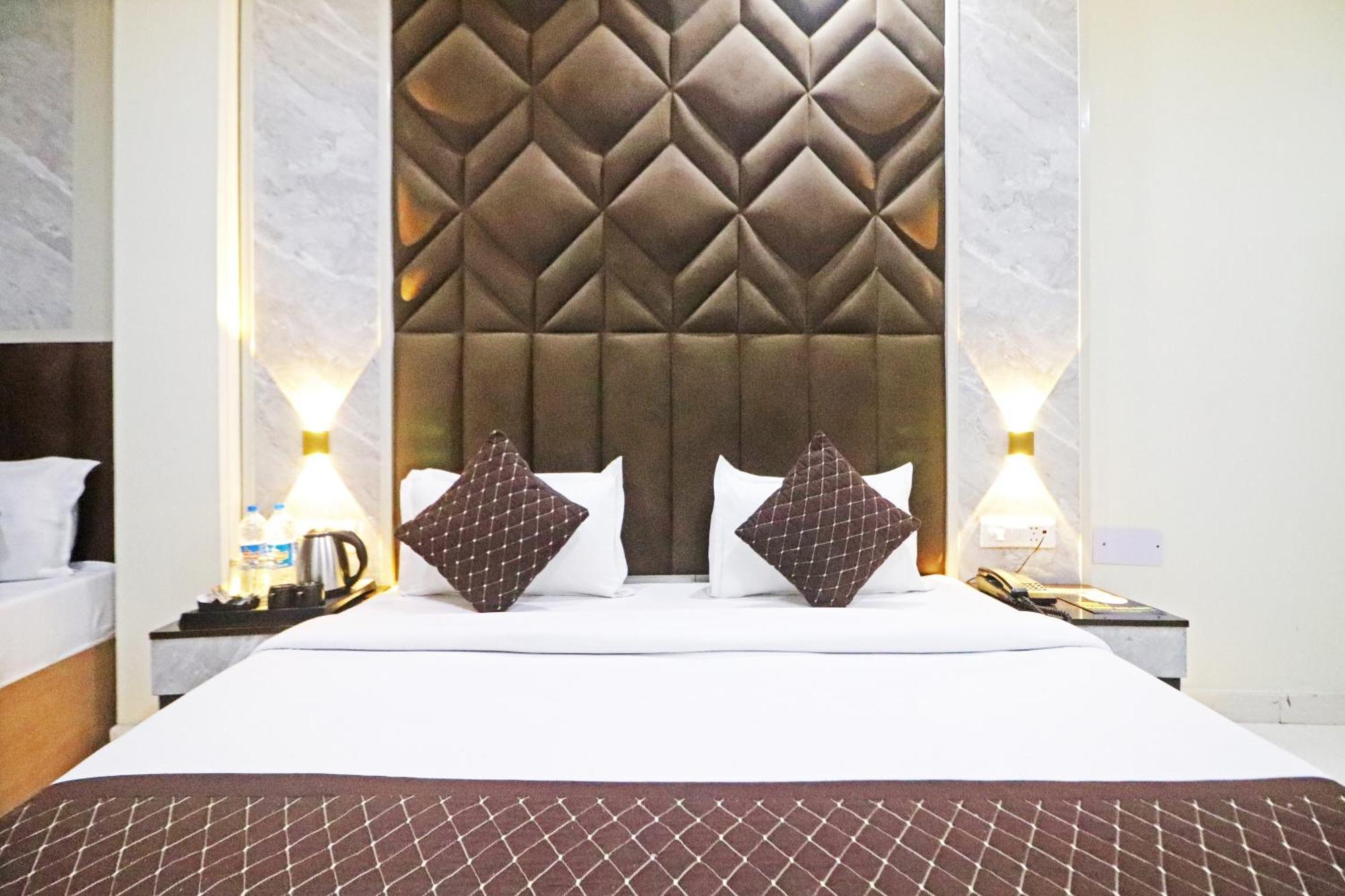 Hotel Grand Qubic Near Delhi Airport Új-Delhi Kültér fotó